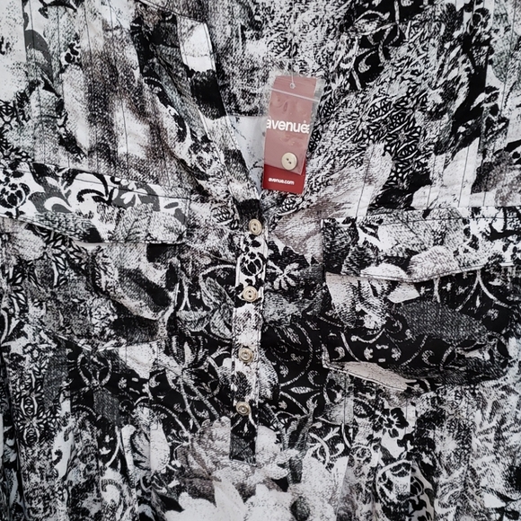 Avenue Women's Top NWT - Picture 4 of 4